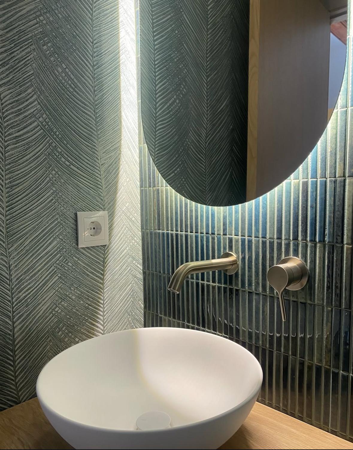 baños con papel y azulejo